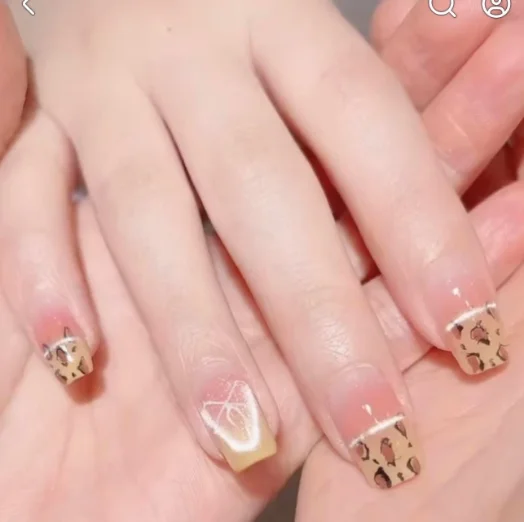 Mẫu nail design đính đá làm tại Tân Phú