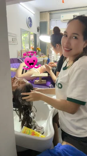 Gội đầu thư giãn thảo dược tại salon Tân Phú