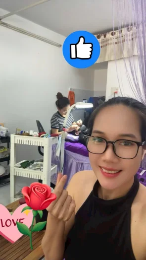 Khách hàng làm nối mi tại Gạo Beauty Tân Phú